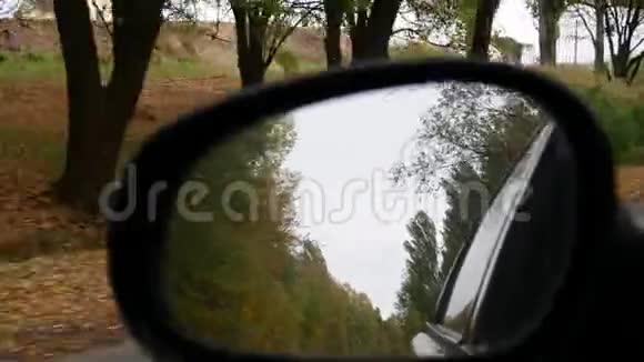 在一辆旅行车的后视镜中看到道路视频的预览图