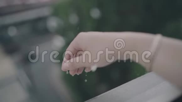 雨天雨滴落在女人手上雨落在一个人手上视频的预览图