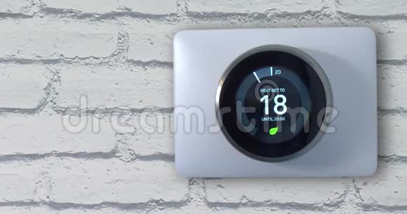 4k智能自动调温器一个人在一个自然的砖墙上设置温度视频的预览图