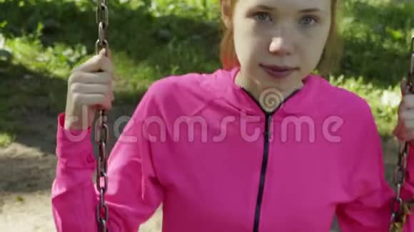女孩骑在秋千上视频的预览图