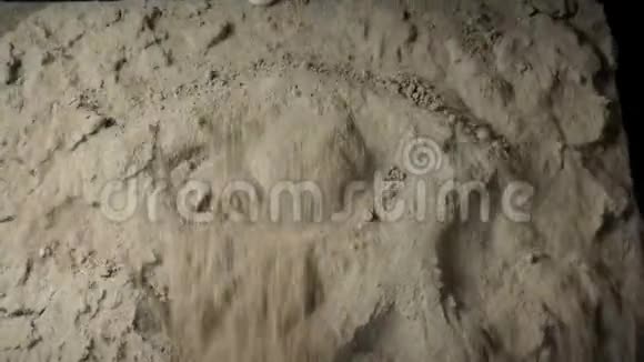 从石头埃及眼开始的沙瀑布考古概念视频的预览图