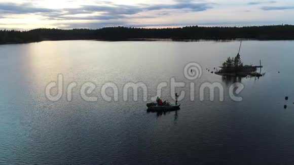 空中河流场景渔夫正从船上钓鱼视频的预览图