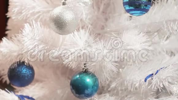 白色圣诞树玩具装饰球庆祝十二月圣诞视频的预览图