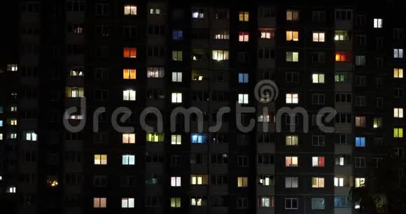 多层建筑窗户中光线的夜间全景时间衰减与变焦大城市的生活视频的预览图