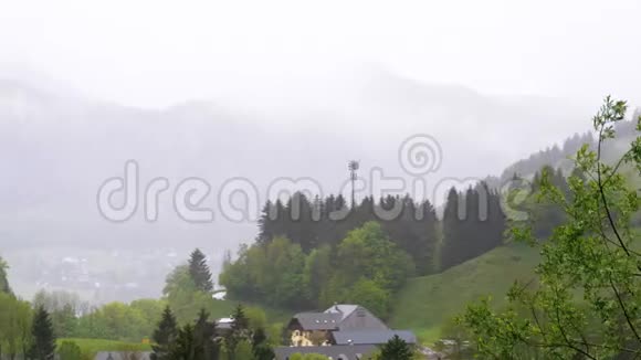 奥地利村正在下春雨视频的预览图