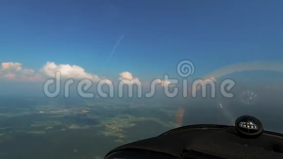 飞行冒险飞行员从轻型飞机驾驶舱的角度看仪表盘上装有磁性风霜视频的预览图