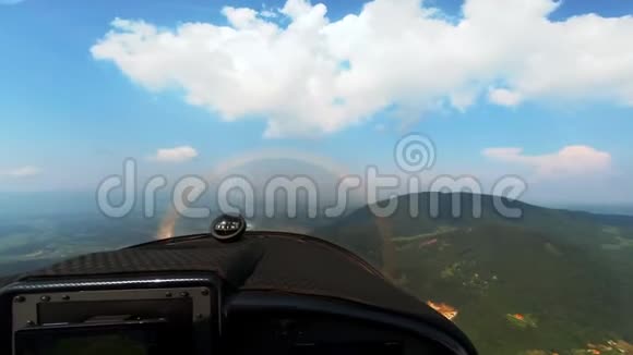 飞机在云下飞行的驾驶舱视野飞行员从飞机上的视野轻型运动飞机视频的预览图