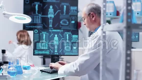 在电脑键盘上输入男性研究员的幻灯片视频的预览图