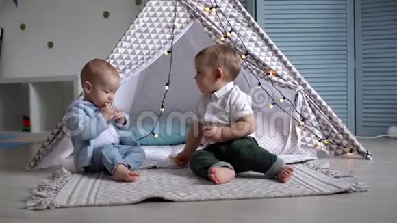 婴儿正试图拿走孩子帐篷附近另一个孩子饼干视频的预览图