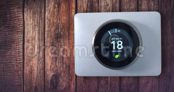 4k智能温控器一个人在木墙上设置温度视频的预览图