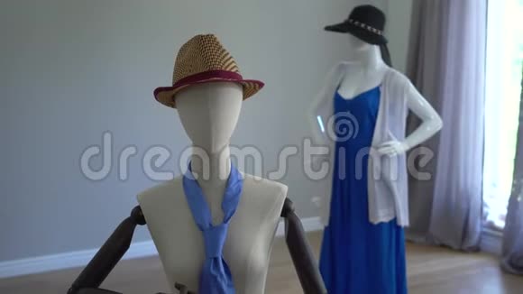 穿着时髦服装配饰和服装的女性模特站在陈列室或商店里视频的预览图