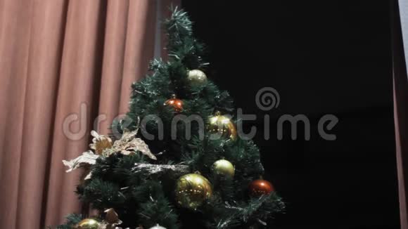 圣诞树在装饰金红球设计室视频的预览图