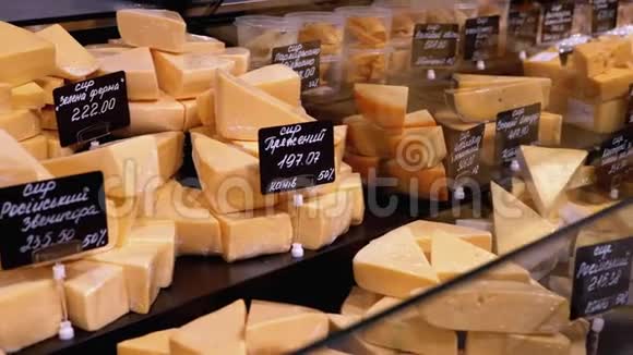 商店橱窗里陈列着各种切碎的奶酪和价格标签视频的预览图