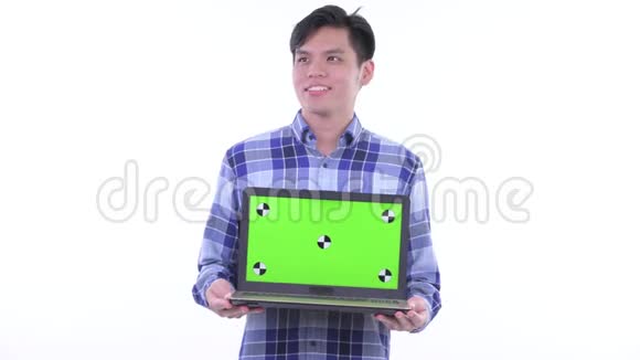 快乐的年轻亚洲潮人一边思考一边展示笔记本电脑视频的预览图