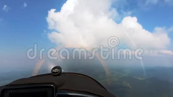 小型螺旋桨飞机在湍流中飞行轻型运动飞机在云层中飞行视频的预览图