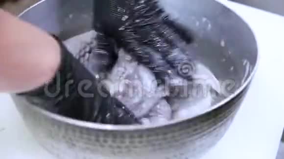 厨师清洗章鱼生海鲜特写镜头视频的预览图