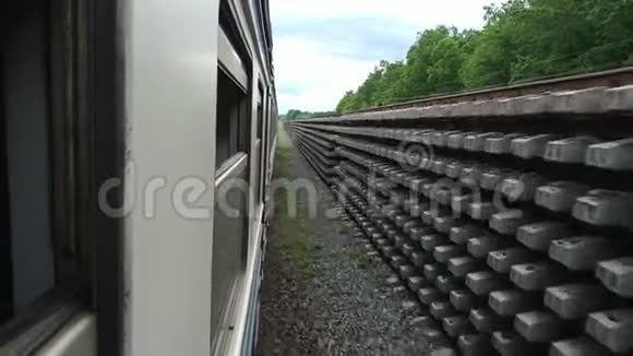 乘坐火车从窗口观看旧火车过轨仓库视频的预览图