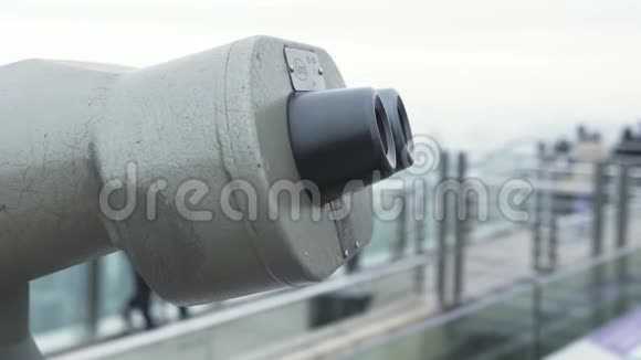 中国香港2019年6月维多利亚峰游客用望远镜观察城市全景视频的预览图