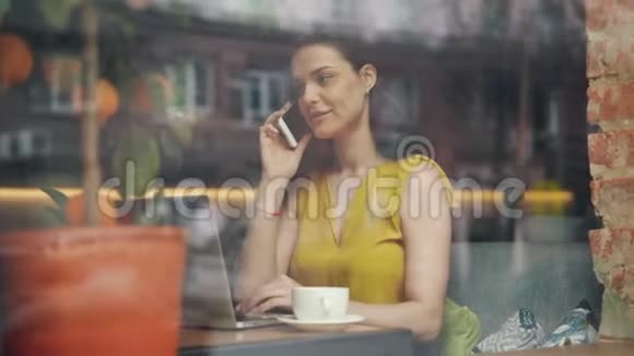 快乐的女商人在自助餐厅里用手机聊天视频的预览图