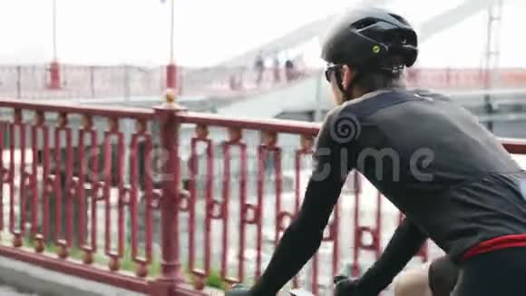 骑自行车的自行车背景是桥在城市公园骑公路自行车很容易后面跟着射击视频的预览图