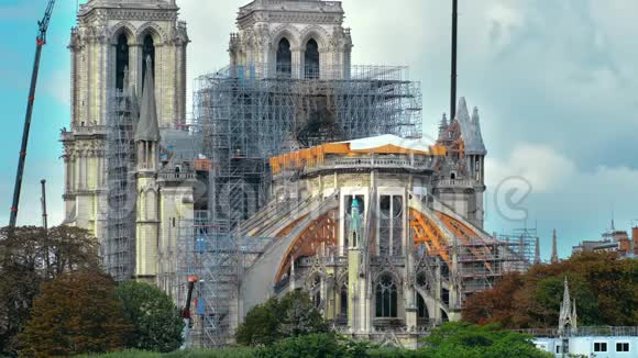 巴黎圣母院核查和巩固城墙阶段一个巨大的起重机被布置在视频的预览图