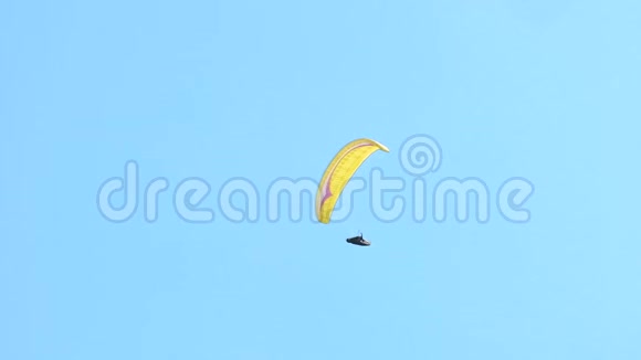 蓝天上的飞行滑翔伞自由和冒险的概念视频的预览图