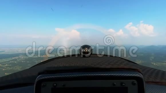 飞行员看到一架小型螺旋桨飞机仪表盘上的磁罗盘越野飞行视频的预览图
