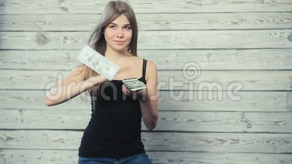 一个女人掉了钱视频的预览图