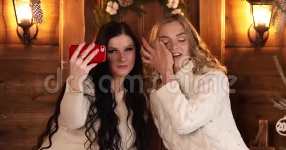 漂亮的女朋友或姐妹做圣诞自拍视频的预览图