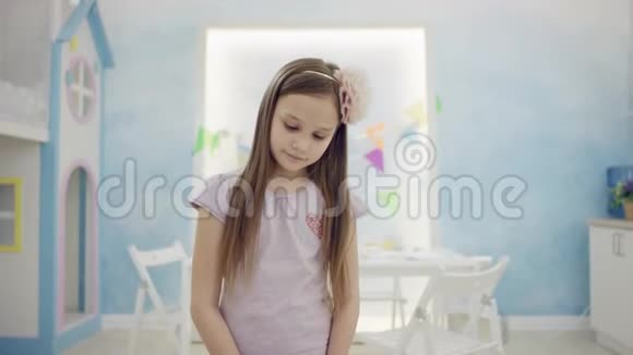 伤心的小女孩站在镜头前视频的预览图