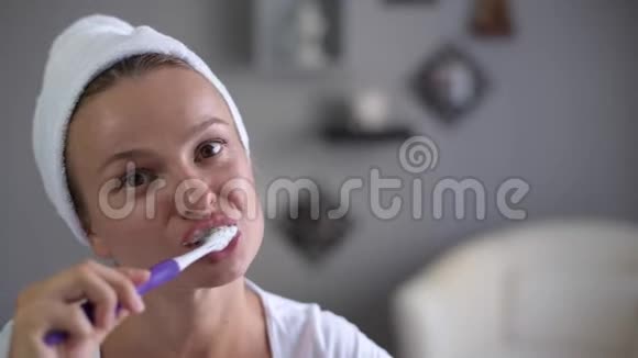 牙齿护理美丽的女人刷牙视频的预览图