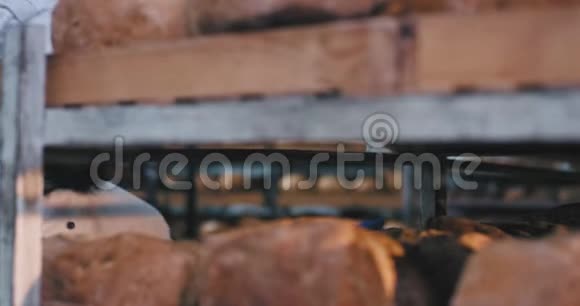 刚烤好的面包架上有胡子的主面包师高兴地闻着面包他从视频的预览图