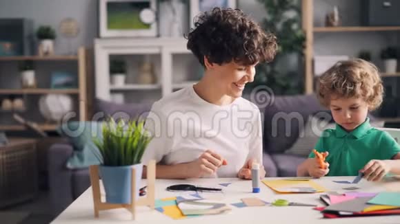 小男孩和他妈妈正在做胶纸切割图视频的预览图