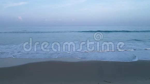 无人驾驶飞机飞越美丽的蓝海热带海面海浪撞击沙质海岸美丽的空中拍摄视频的预览图
