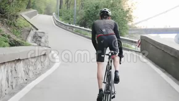 集中精力骑自行车的人骑着自行车走出马鞍上坡强壮的腿和肌肉踏板骑自行车训练课视频的预览图
