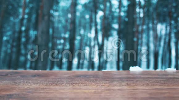 一张雪白的冬林背景上的木桌圣诞节和新年快乐视频的预览图