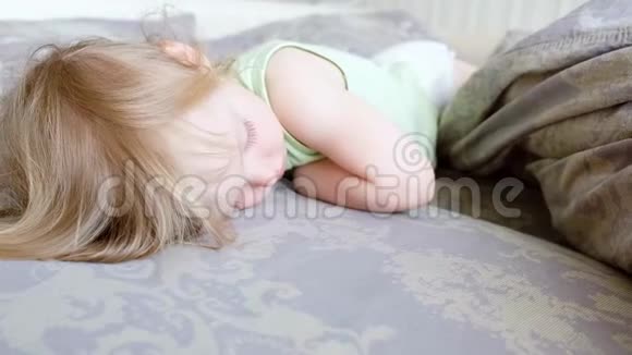 可爱的女婴睡觉醒来小女孩不想醒来早上很懒视频的预览图