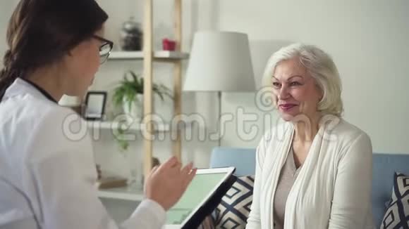 年轻护士在她家看望生病的成熟妇女视频的预览图