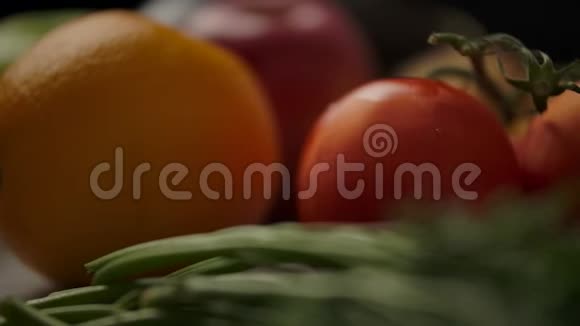 厨房里的水果和蔬菜素食推出或晚餐概念视频的预览图