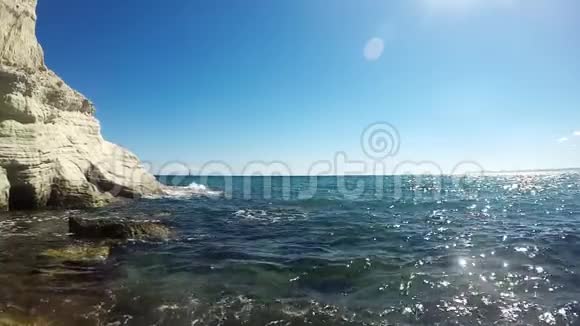 爱琴海的景观画面一些岩石和波浪视频的预览图