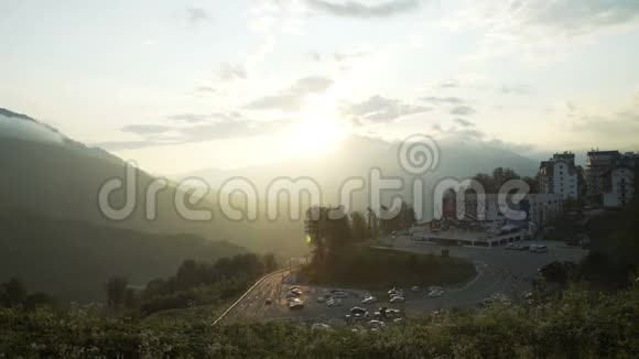 蔷薇Khutor滑雪胜地高原日落时的鸟瞰图视频的预览图