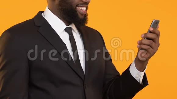 高兴的穿西装的黑人拿着智能手机表示同意商务电子邮件视频的预览图