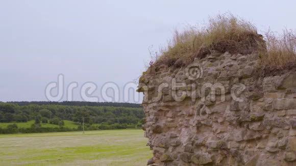 背景是一座小山的岩壁视频的预览图