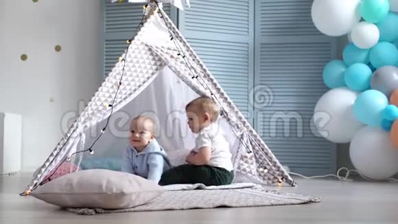 婴儿爬离另一个孩子但在孩子的帐篷里回到他身边视频的预览图