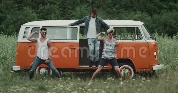 三个年轻人在一辆复古的公共汽车跳舞非常有魅力视频的预览图