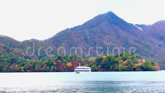 秋季在Nikko国家公园的Chuzenji湖运行的游轮视频的预览图