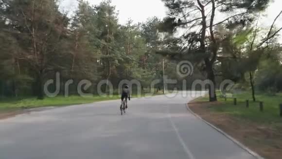 骑自行车的人一个人在公园里训练比赛后面跟着骑自行车的人骑自行车慢动作视频的预览图