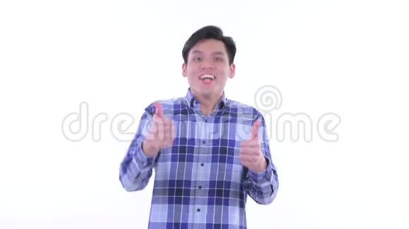 快乐的年轻亚洲时髦男人竖起大拇指看上去很兴奋视频的预览图