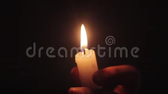 夜晚在黑暗中点燃蜡烛火焰视频的预览图