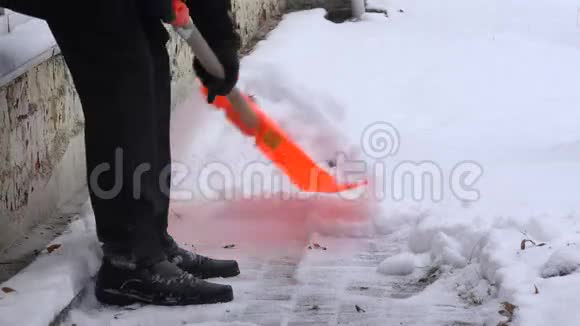 人用铲子清理积雪4K视频的预览图